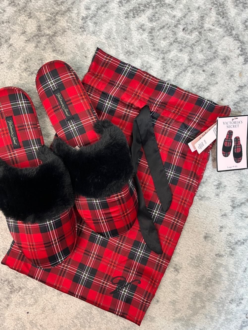 VICTORIA’S SECRET BUNDLE BLACK RED PLAID TOTE SLIPPERS NWT KNIT TOP PANTS SZ MD - Picture 6 of 16